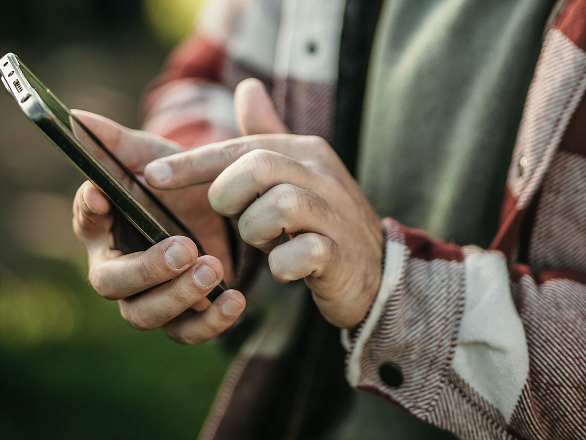 Rolnicy scrollują! Jak tworzyć kreacje reklamowe, które przyciągną uwagę w Meta Ads?